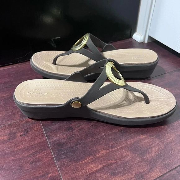 Crocs Sanrah Women’s Sandals Embellished Dual Comfort Flip Flops Brown/Tan Sz 11 - Picture 1 of 10
